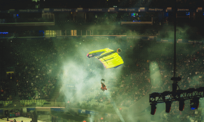 Flávio Jordão realiza pouso de wingsuit dentro do Allianz Parque