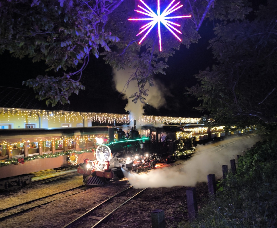 Tiradentes vive magia do Natal com Papai Noel e Maria Fumaça